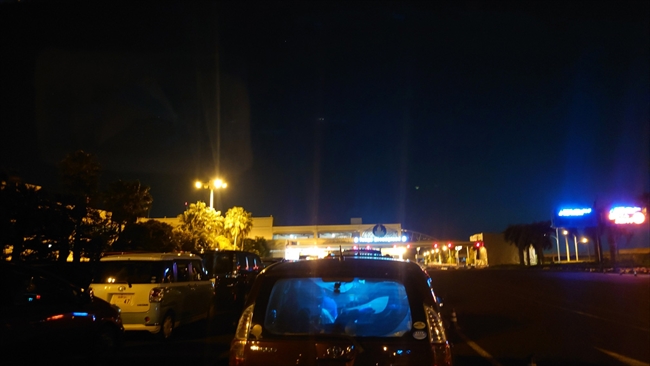 駐車場に到着した夜明けの舞浜
