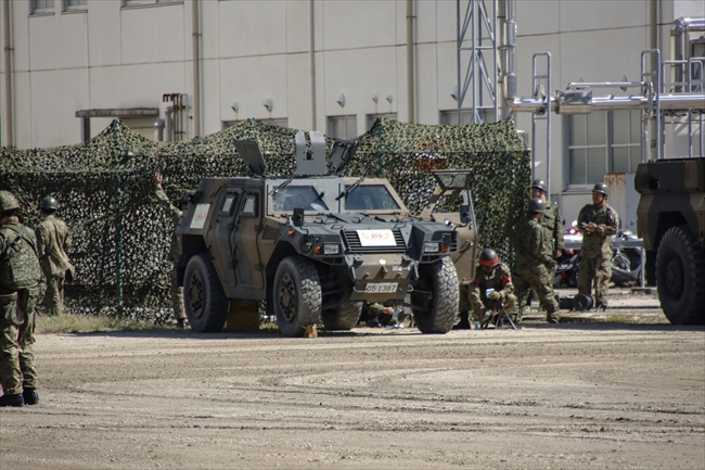 展示訓練の準備をする軽装甲機動車（LAV）