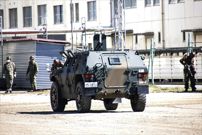 軽装甲機動車（LAV）の後面