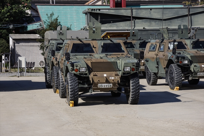 駐屯地に並ぶ軽装甲機動車（LAV）