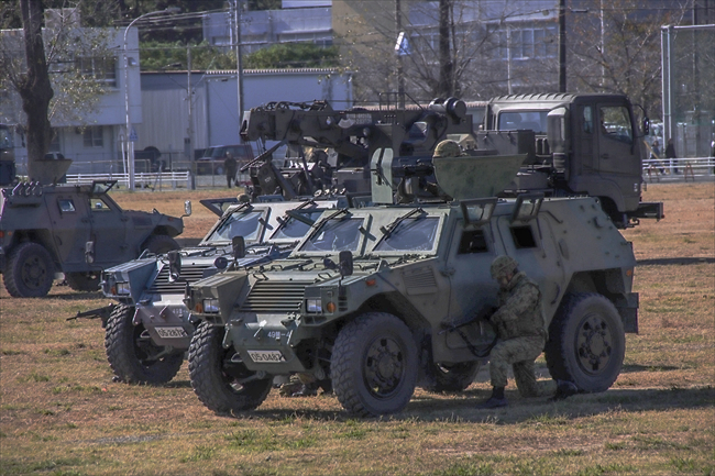 展示訓練の火力戦闘を行う軽装甲機動車（LAV）