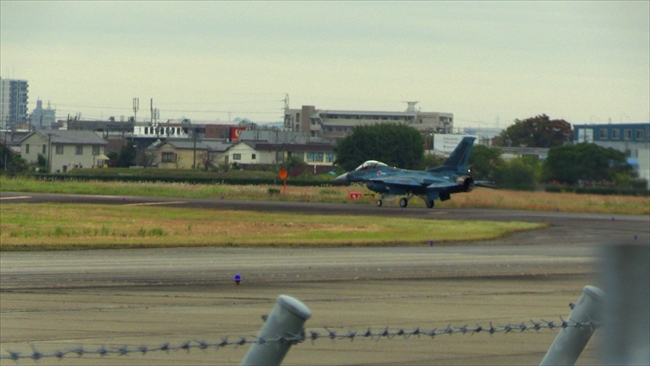 小牧基地でタキシングするF-2戦闘機
