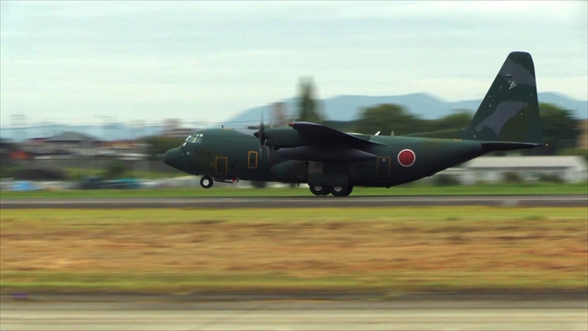 小牧基地でタッチアンドゴー中のC-130H輸送機