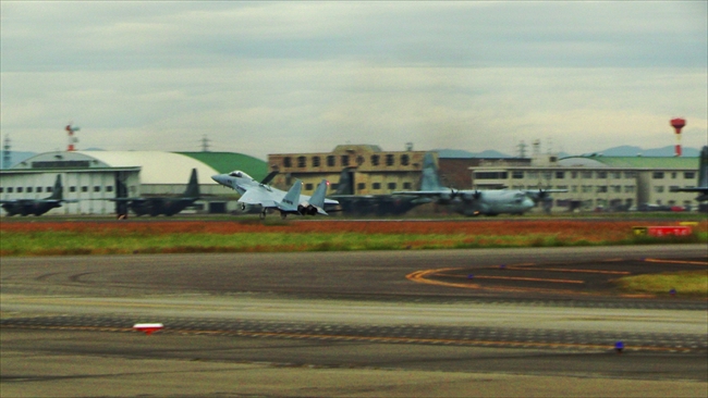 F-15 エアブレーキを出して着陸(小牧基地)