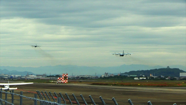 小牧基地から出発するハーク2機編隊