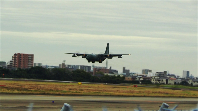 小牧基地で着陸するC-130H