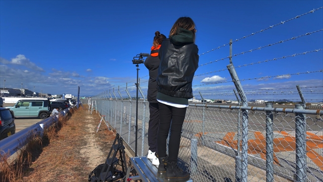 脚立に乗るドラミとムタ