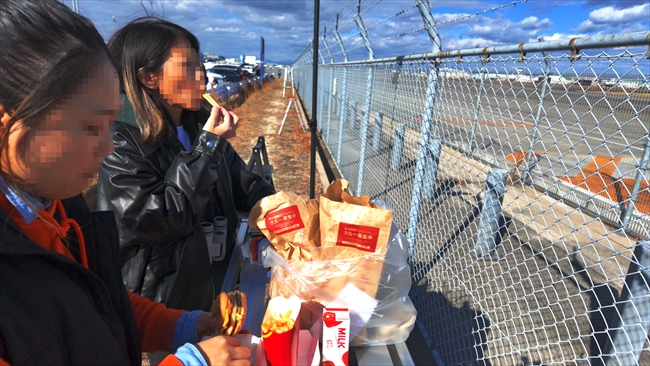 小牧基地活中にマックを食べるドラミとムタ