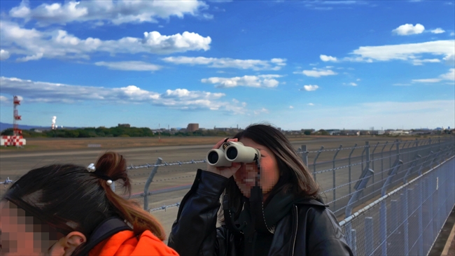 小牧基地活で双眼鏡を覗くドラミ