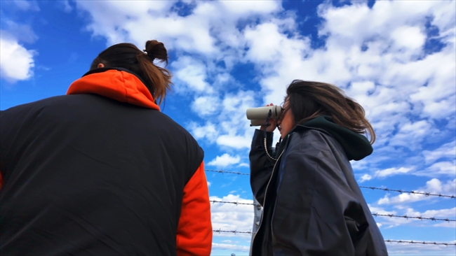 脚立に乗り基地活するドラミとムタ