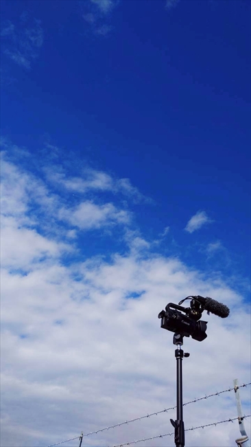 フェンスを越すようにカメラをセッティング