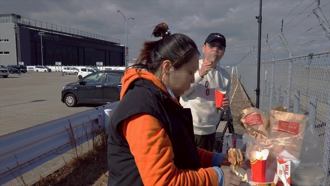 マックを食べるまっつぅとムタ