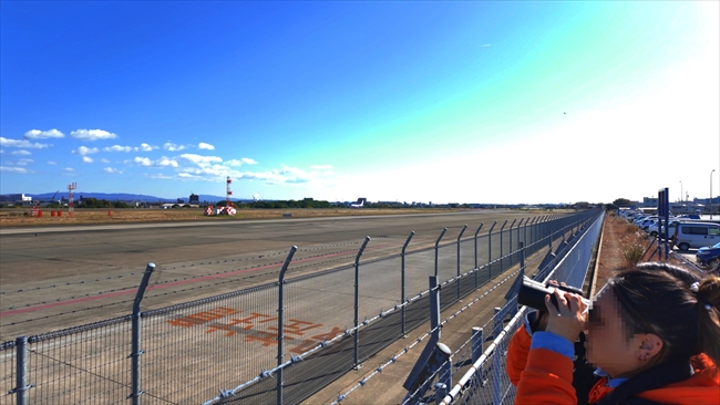 小牧基地活で双眼鏡を覗くムタ