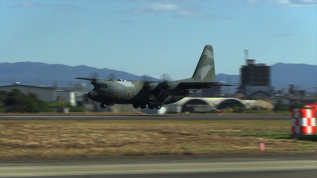 小牧基地で着陸するC-130H