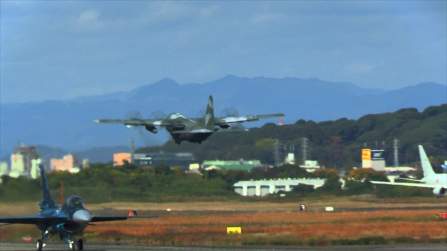 離陸するC-130HとタキシングするF-2