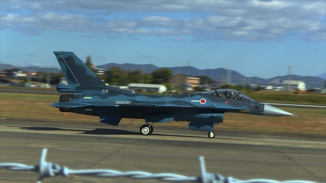 小牧基地でタキシングするF-2