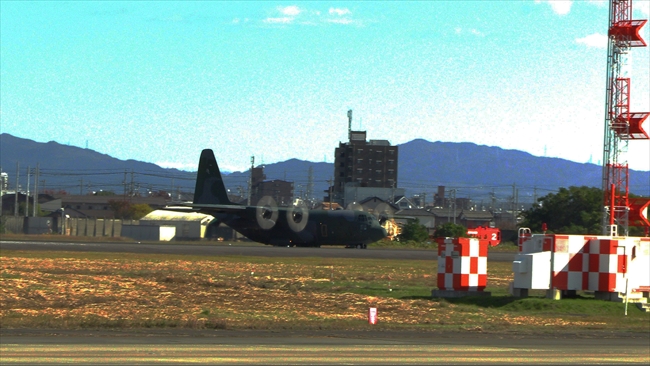 小牧基地をタキシングするC-130H
