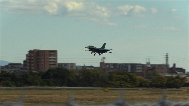 小牧基地に着陸するF-2