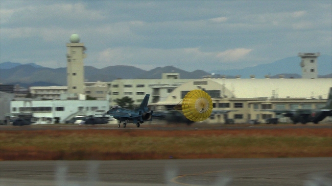 小牧基地でドラッグシュートを展開するF-2