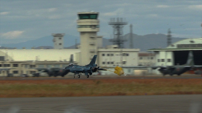 ドラッグシュートを展開するF-2