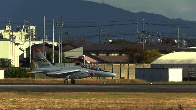 小牧基地でタキシングするT-4(チェッカー)