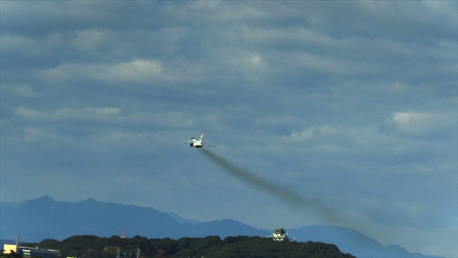 小牧基地で離陸するT-4