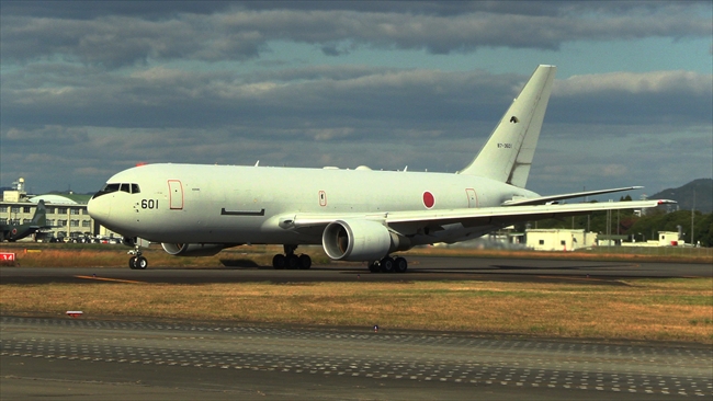 小牧基地でタキシングするKC-767