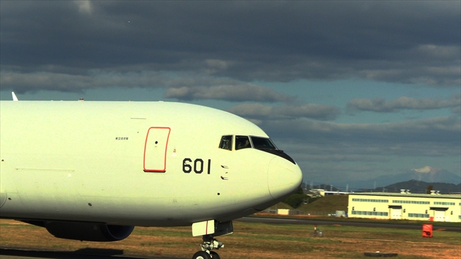 エアポートウォーク側をタキシングするKC-767