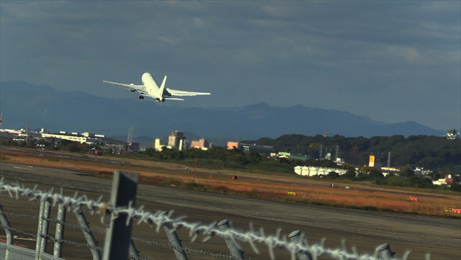 小牧基地を離陸するKC-767