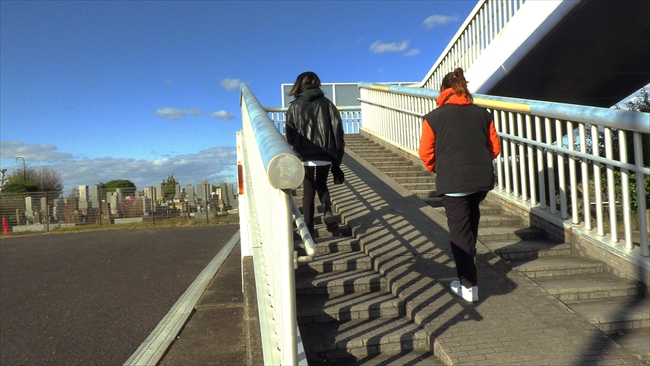 エアフロントオアシスの歩道橋を上がるドラミとムタ