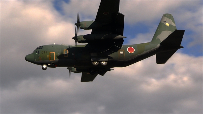 歩道橋の上から撮影したハーク(C-130H)