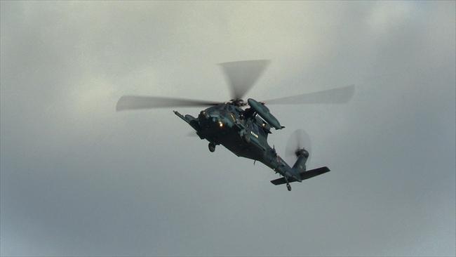 小牧基地の上空を飛ぶUH-60J
