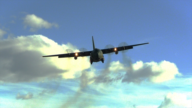 小牧基地で風に煽られながら着陸するC-130H