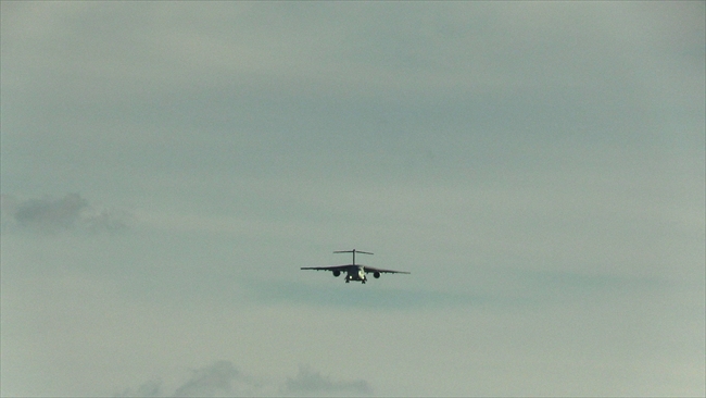 小牧基地に近づいてくるC-2