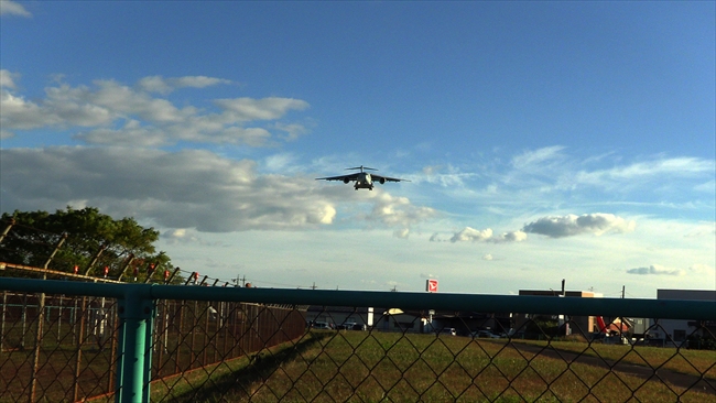 小牧基地に着陸するC-2(入間基地)