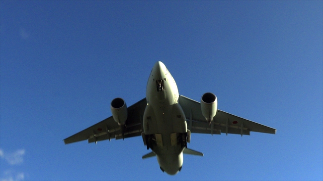 着陸するC-2を真下から望む