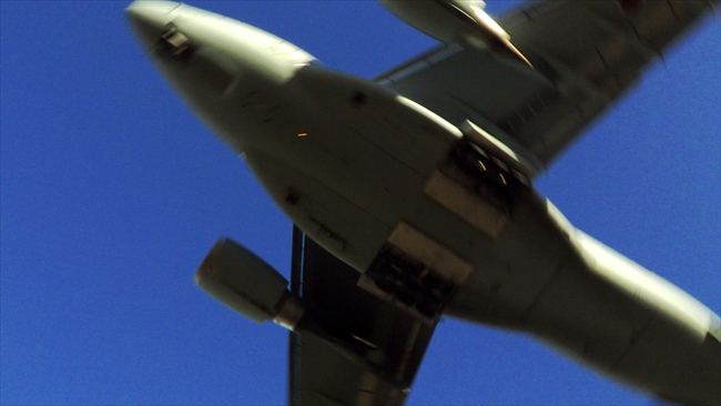 大きすぎて画面に入りきらない真下からのC-2