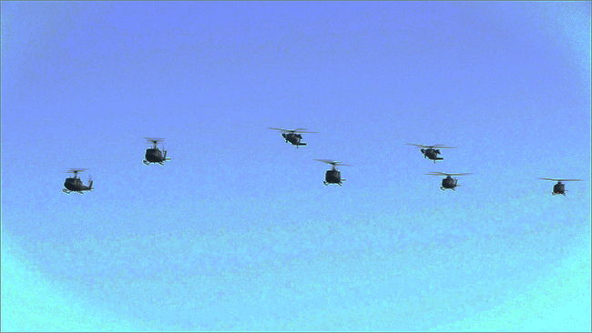 明野駐屯地記念行事　7機のヘリ編隊