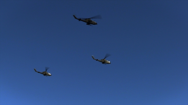 明野駐屯地記念行事　戻ってくるヘリ3編隊