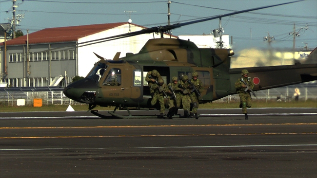 明野駐屯地記念行事　行動展示　OH-1から降りる隊員