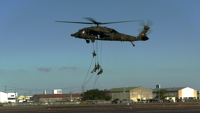 明野駐屯地記念行事　行動展示　UH-60JAからラぺリング