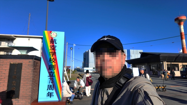 明野駐屯正門で記念撮影