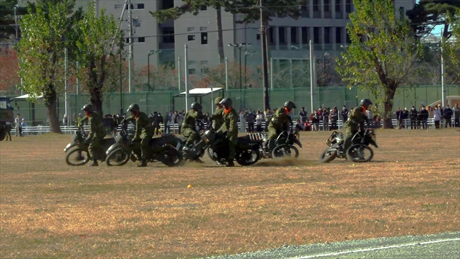 豊川駐屯地記念行事　訓練展示　偵察バイク　アクセルターン