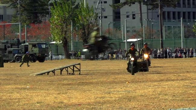 豊川駐屯地記念行事　訓練展示　偵察バイク　ジャンプ