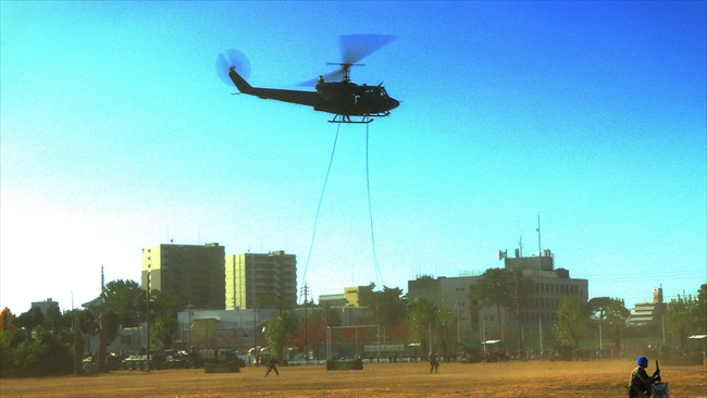 豊川駐屯地記念行事　訓練展示　UH1Jラぺリング