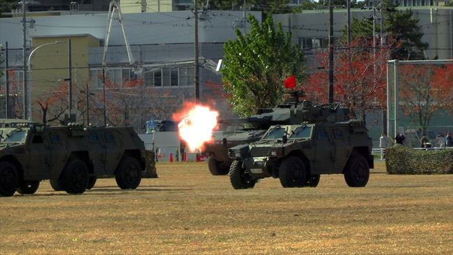 豊川駐屯地記念行事　訓練展示　MCVが偵察車を撃破