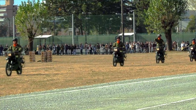 豊川駐屯地記念行事　訓練展示　偵察バイク　敬礼