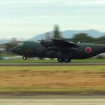 小牧基地でタッチアンドゴー中のC-130H輸送機